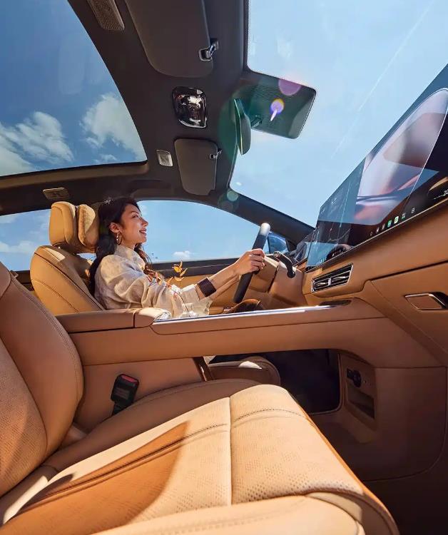 日前，星途汽车官方发布星途EX7内饰官图。此前，该车首车已量产下线，定位中大型S