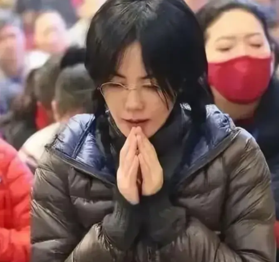 近日，有人在飞机上偶遇王菲，她身材纤瘦，独自一人，不知前往何处。她身边无人陪