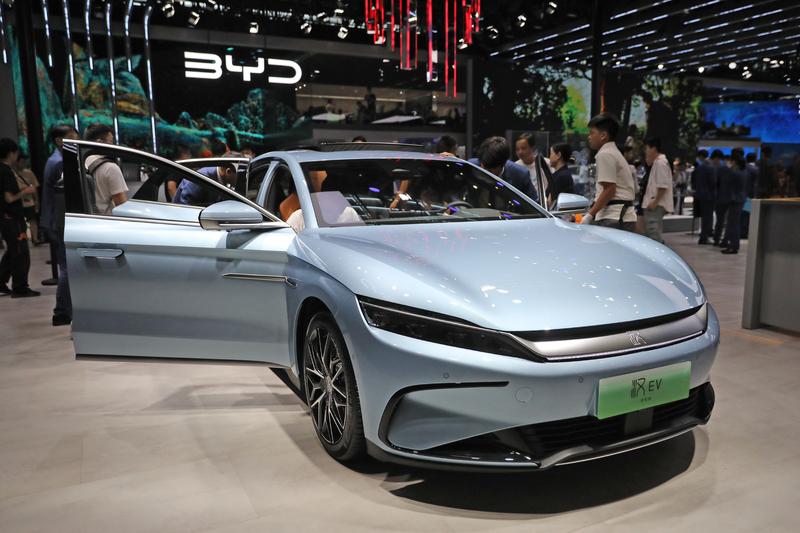 15万以内选轿车还是SUV，得看自身需求。如果主要在城市短途通勤，充电也方便，比