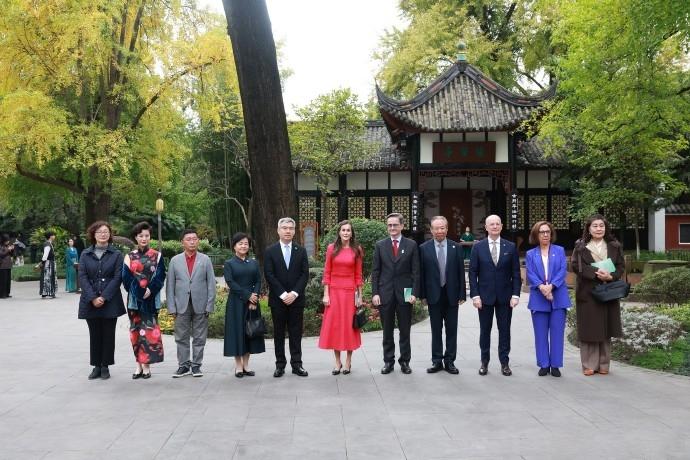 稀客啊！今天下午四点左右，北京机场出现了重要贵宾，他们就是西班牙国王和王后！画