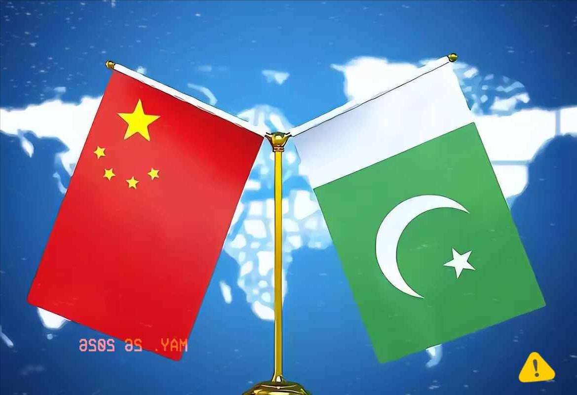 血债惊全球！47条人命炸穿底线！中方怒斥：这事没完！列车停在铁轨上，车厢烧焦变