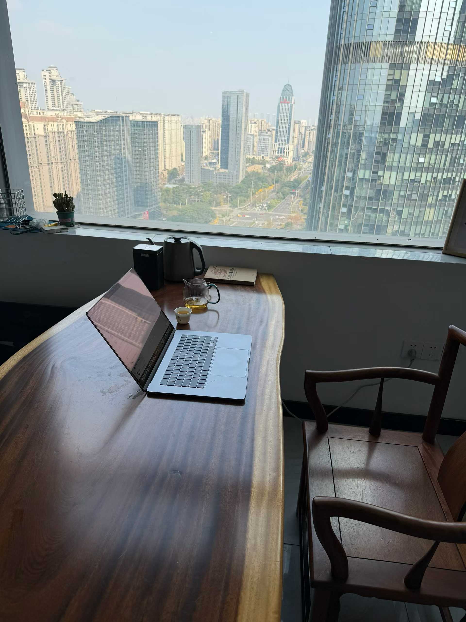 2026丙午年，火势燎原。办公室风水核心：“以静制动，以水济火”。桌上留白，背