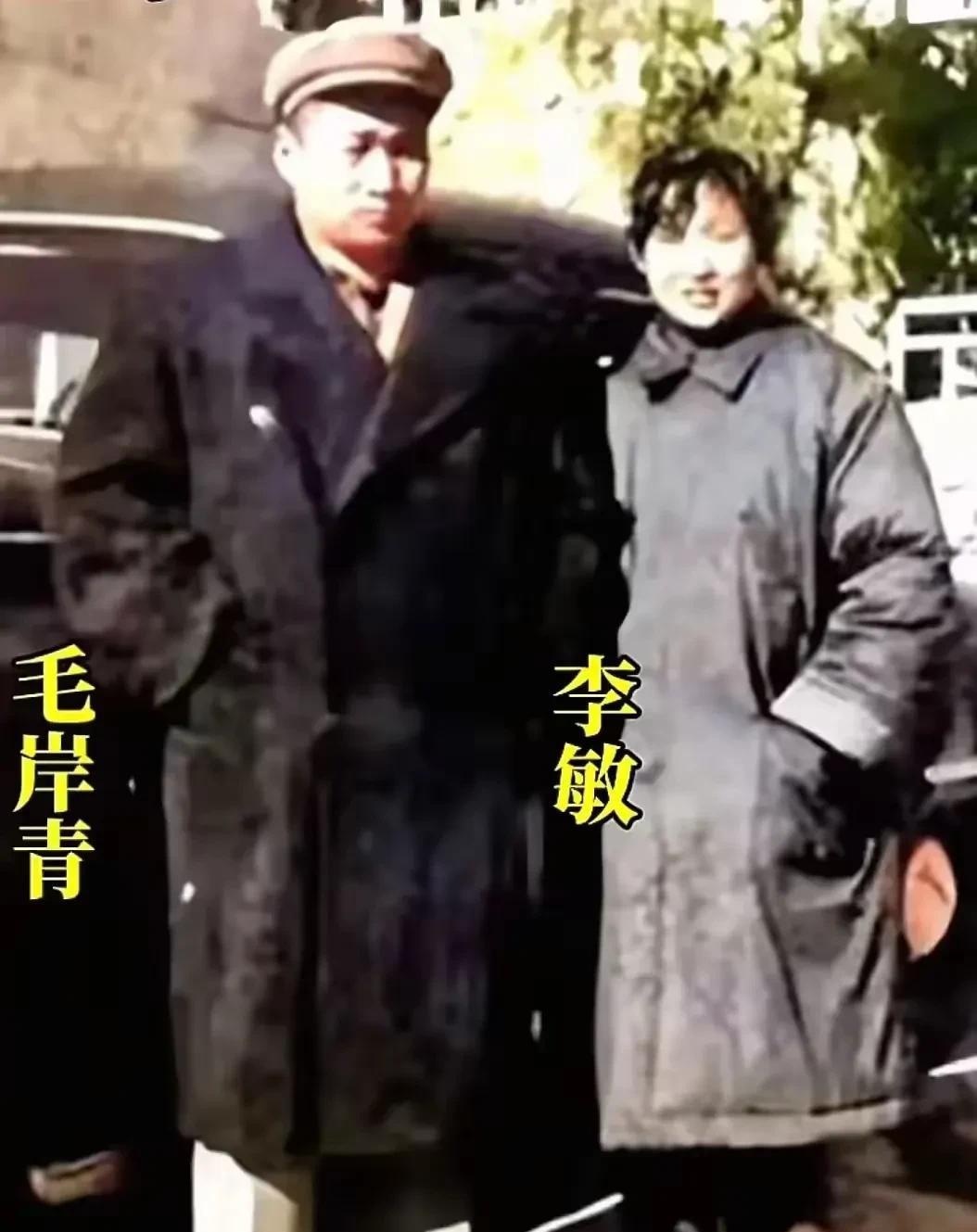 在大连的街头，一张珍贵的合影定格了时光。照片中的毛岸青和妹妹李敏，如同两棵‘坚韧