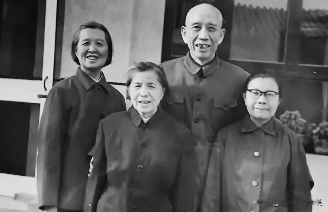 1982年秋在北京的一次珍贵聚会，王震将军和夫人王季青会见了已故共和国开国元勋们