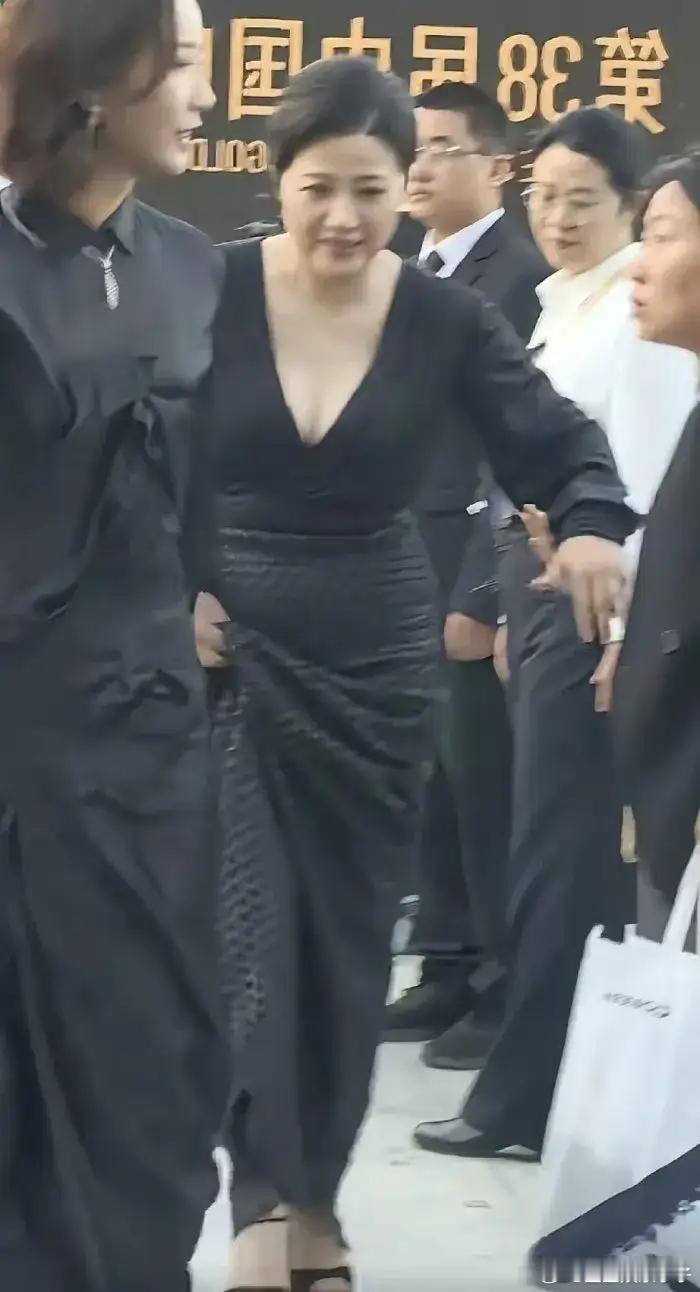 53岁颜丙燕身材保持的很好，饱满圆润，这大体格子确实太强了