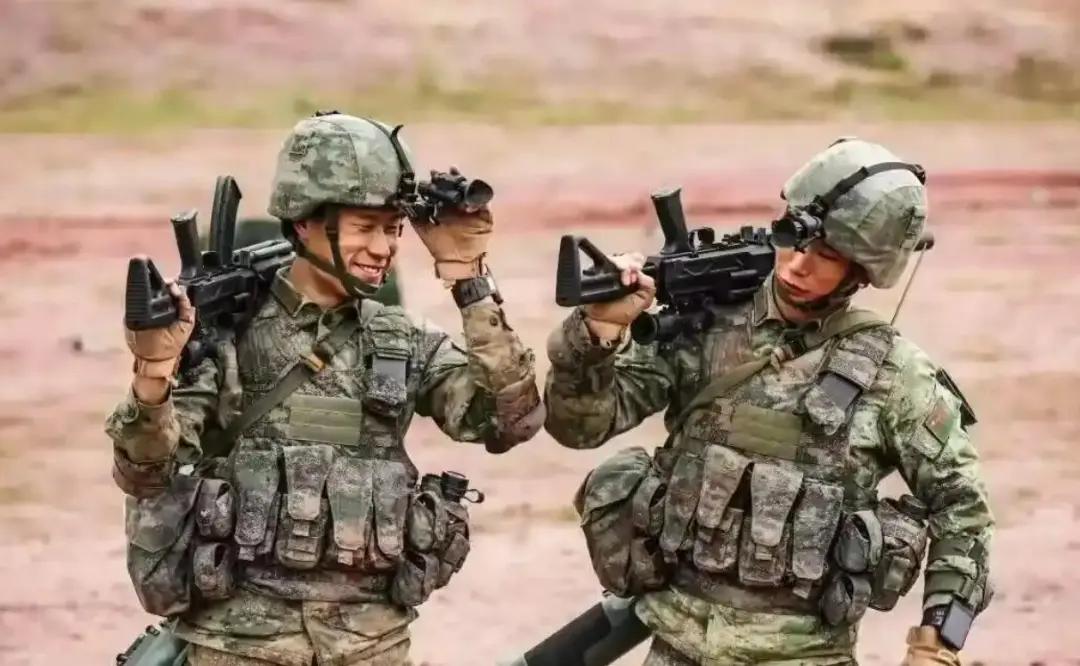 一个步兵班两挺机枪！解放军班组火力彻底升级随着国产新一代轻武器全面铺开，很多