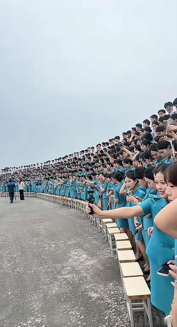 美女如云，堆积成山。