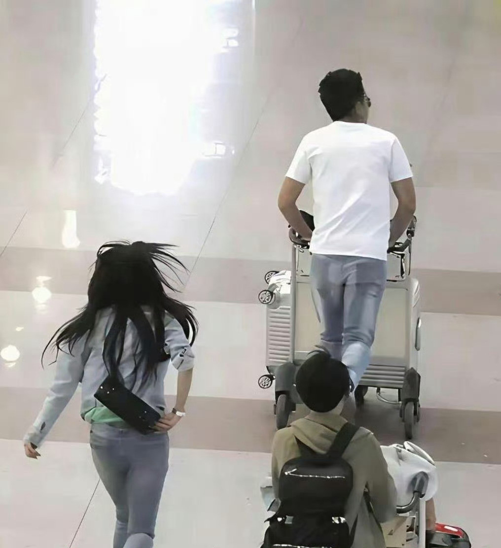 刘恺威和杨幂在机场的一幕，一看就是被伤心的女人