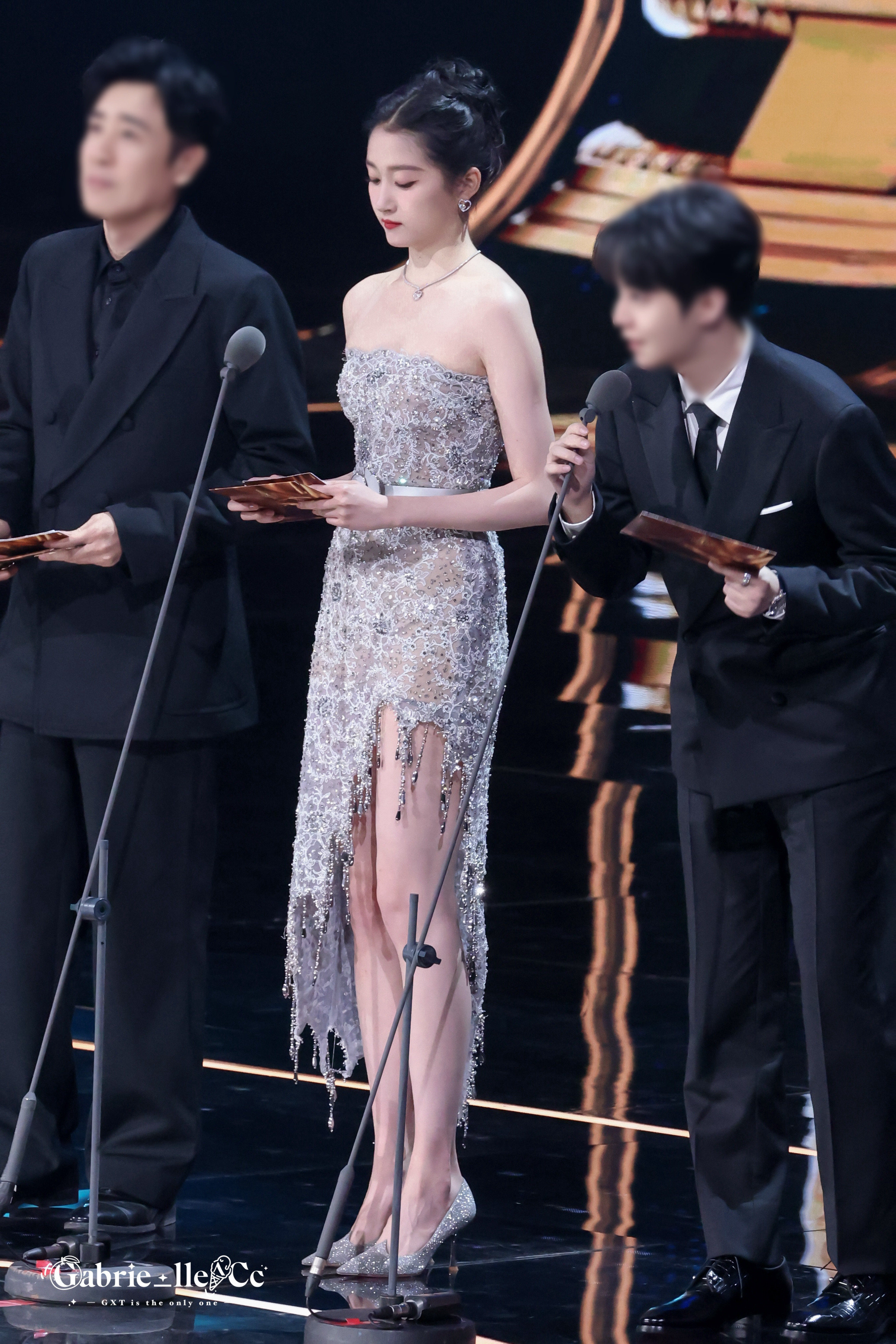 关晓彤 银钻流苏都挡不住的腿精暴击，又白又直的线条自带高光，随便一站就是行走