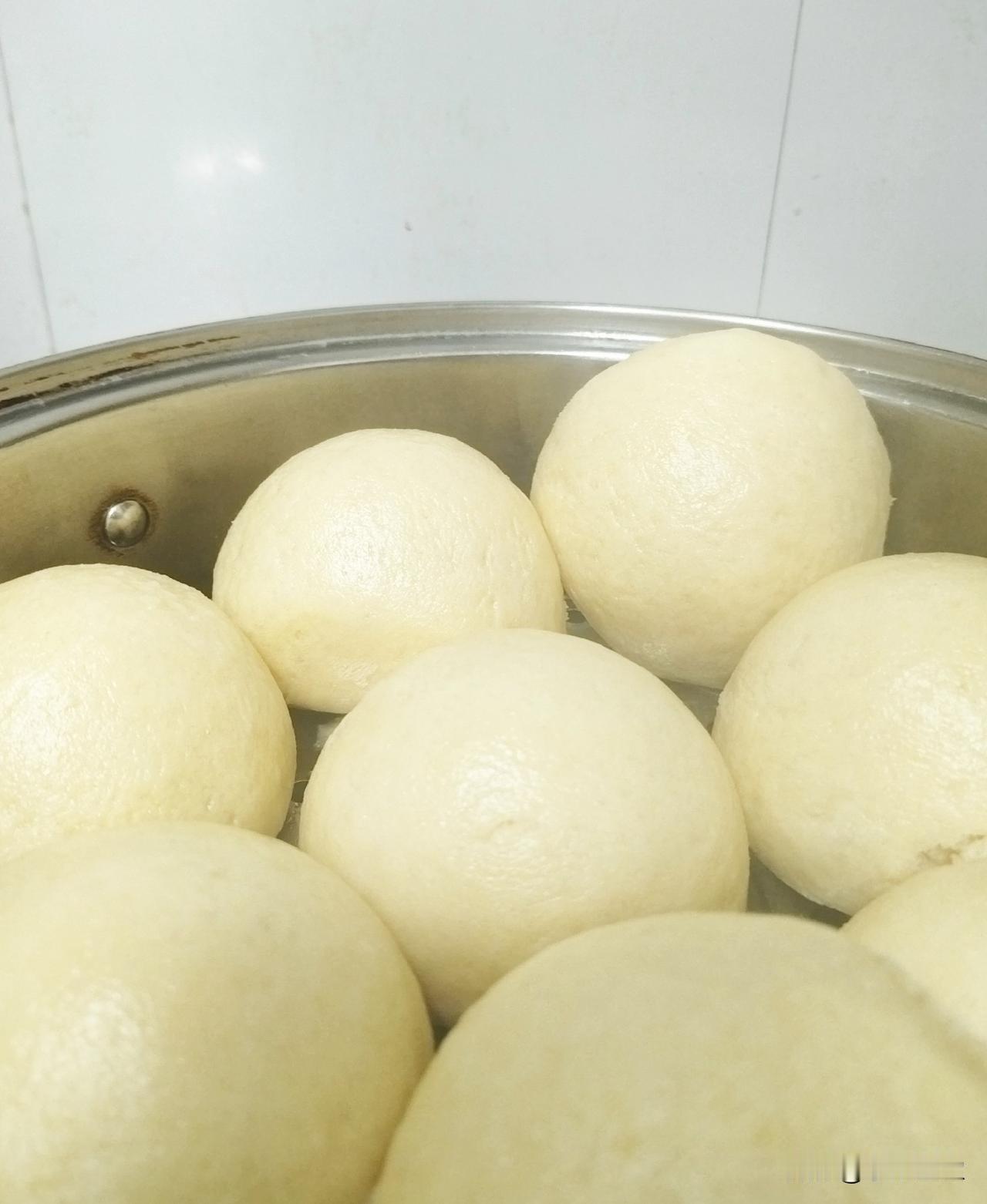 五四青年节！蒸了一大锅馒头，瞧，多像十八岁姑娘的脸蛋儿呀，泛着水光肌，弹性十