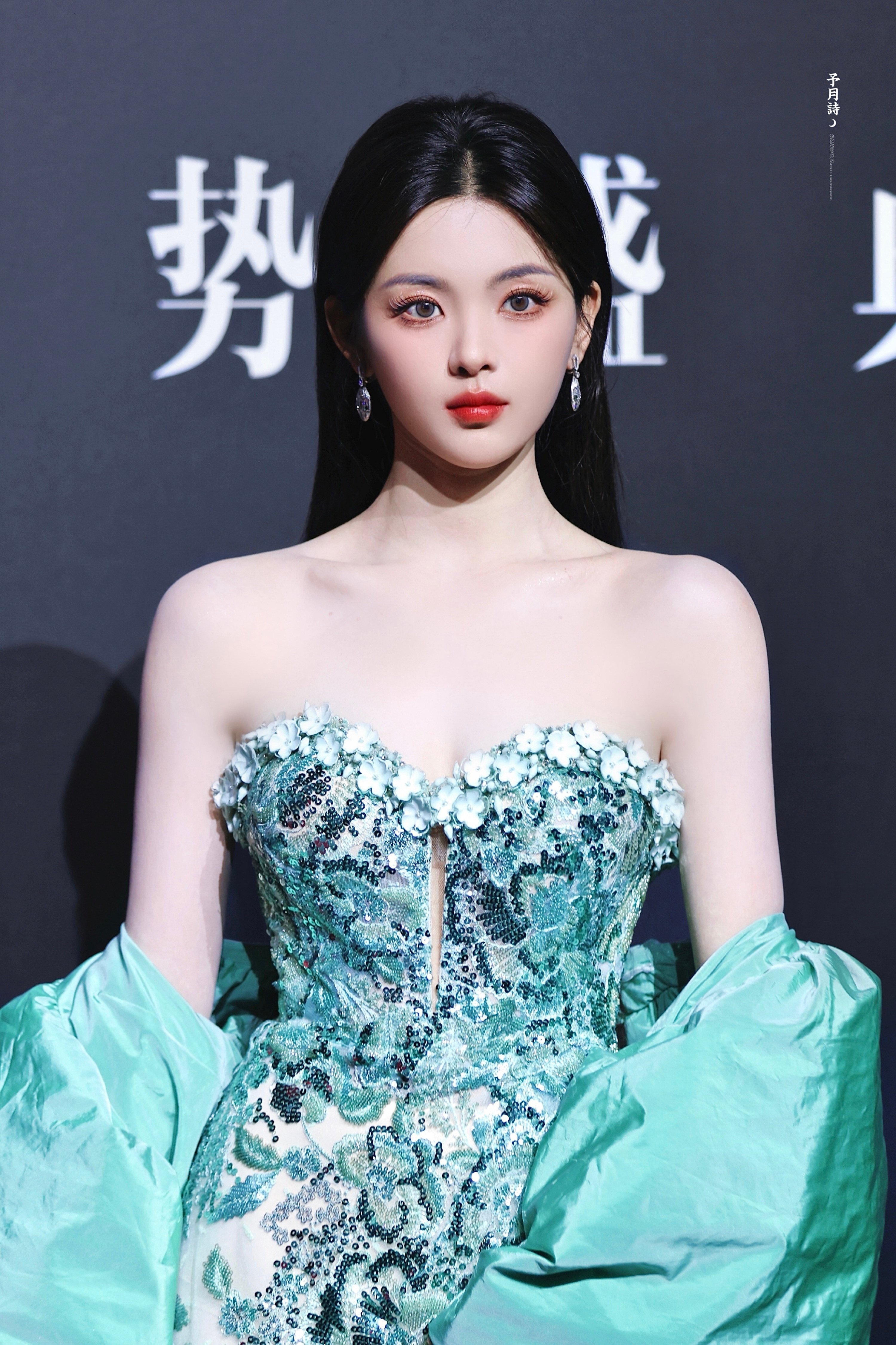 杨超越水蓝色抹胸裙杨超越​​​