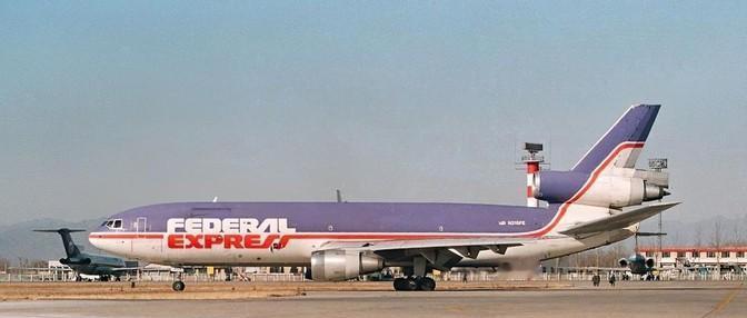 1994年，一个联邦快递员工买好250万美元保险后，带着铁锤搭上公司顺风货机，起