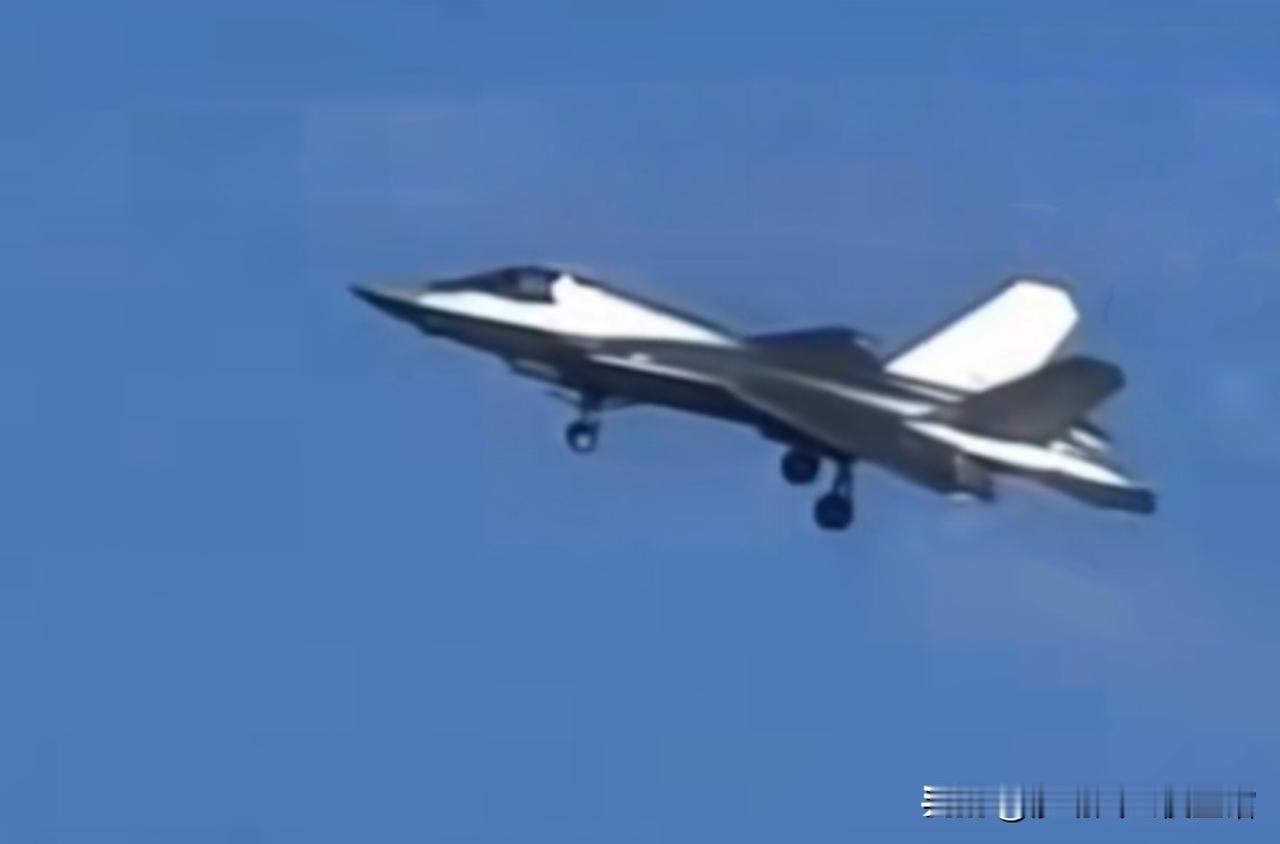 歼-35银色新涂装真漂亮。我们已经习惯了海空军的亚光涂装了，这款歼-35舰载机的