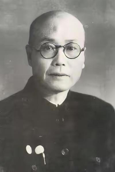 1946年，地下党员吴群敢前往指定地点接头，突然发现对方是国军中将，大惊之下脱口