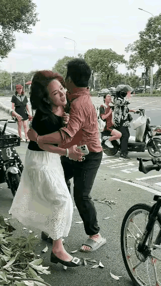 这位兄弟想英雄救美想疯了