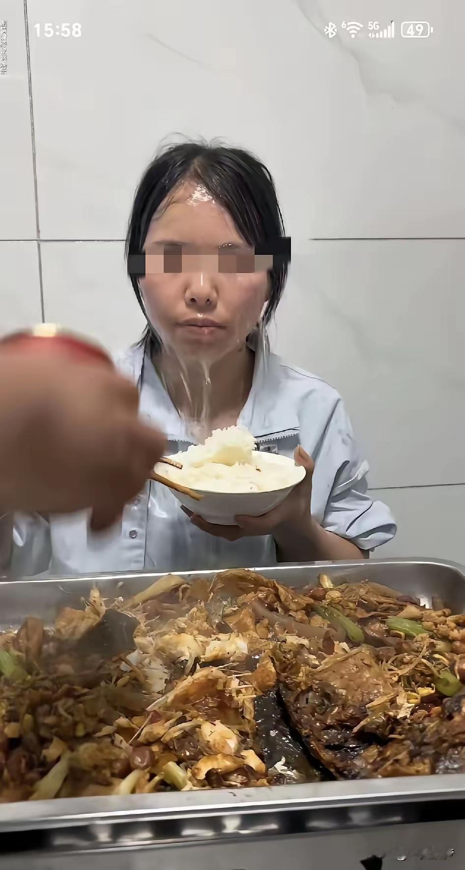 女子刚夹起一块鱼，就被男子打掉，随后男子又将饮料洒在女子脸上。女子心里憋屈，却淡