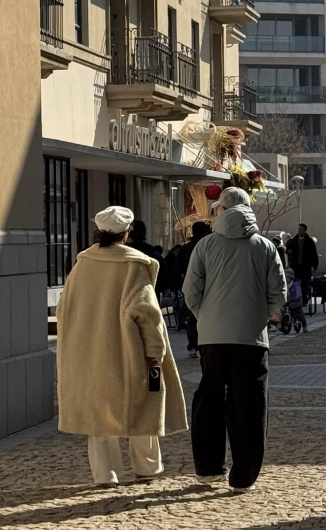 马龙憔悴得像个刚加完班的程序员，他媳妇夏露却像要去走红毯。你仔细看马龙那件蓝色