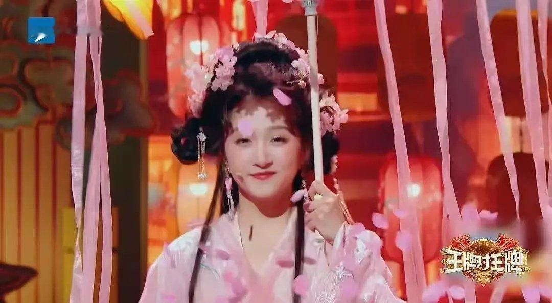 她已经不是戒不戒酒的问题，纯属年龄到了开始发腮了，再瘦脸也瘦不下去了​​​