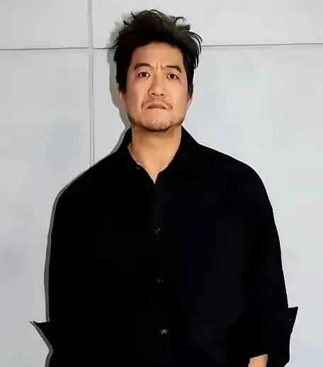 陈明昊可以说是娱乐圈里最“特别”的演员，实力强、片酬高，却一年只拍一部戏，广告综