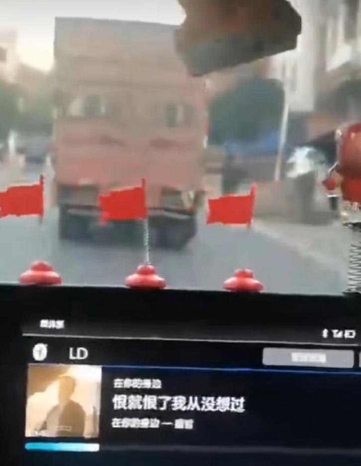 太吓人了！货车后面竟拖挂着一个人在马路上飞奔，事发湖南新邵县。今天在网上看到一段