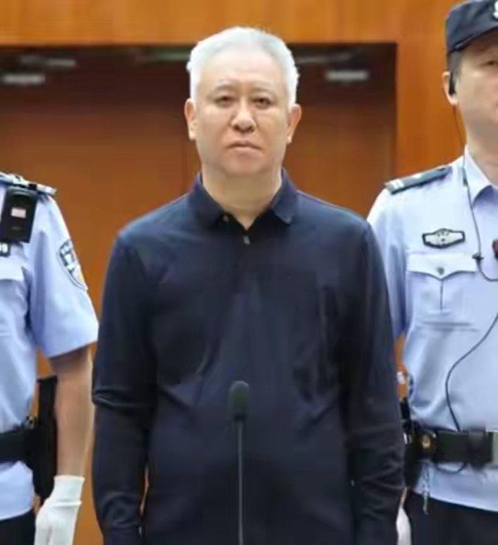 许家印还活着呢！眉毛全白，肚子也鼓起来了，监狱伙食没那么差？