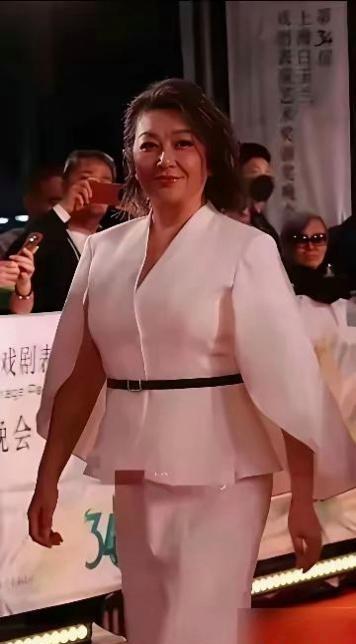 哇哦，镜头中的江珊曲眉丰颊，珠圆玉润，体态丰腴，肉眼可见的没少发福呀！红毯上的她