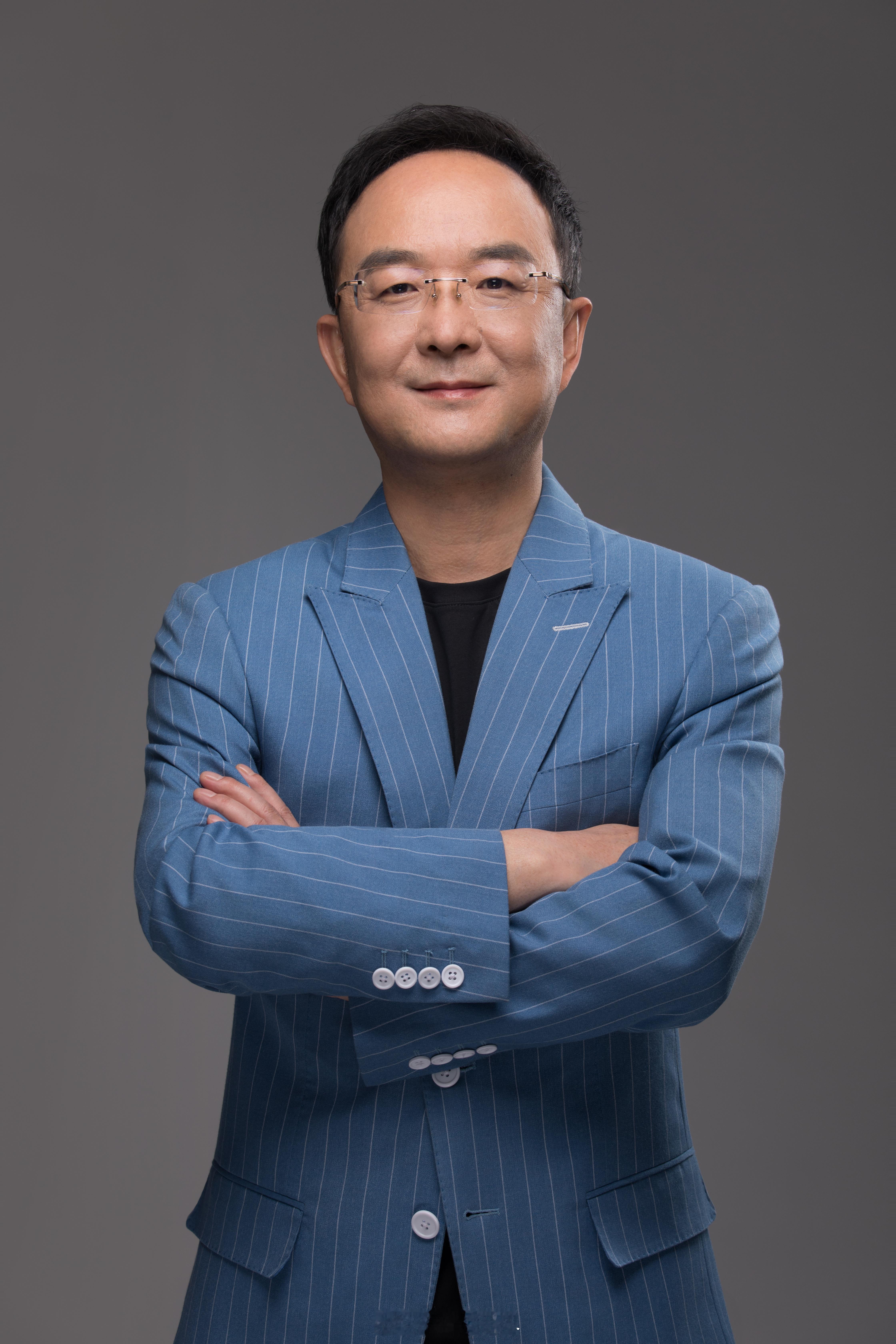 李书福不当吉利汽车主席了。8月18号起，他卸掉吉利汽车控股的董事会主席和执行董事