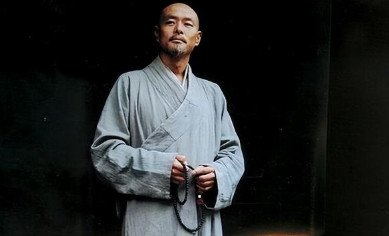 弘一法师晚年，四肢浮肿溃烂，拒绝服药，直面死亡。临终前，他将弟子叫到身边，再三叮