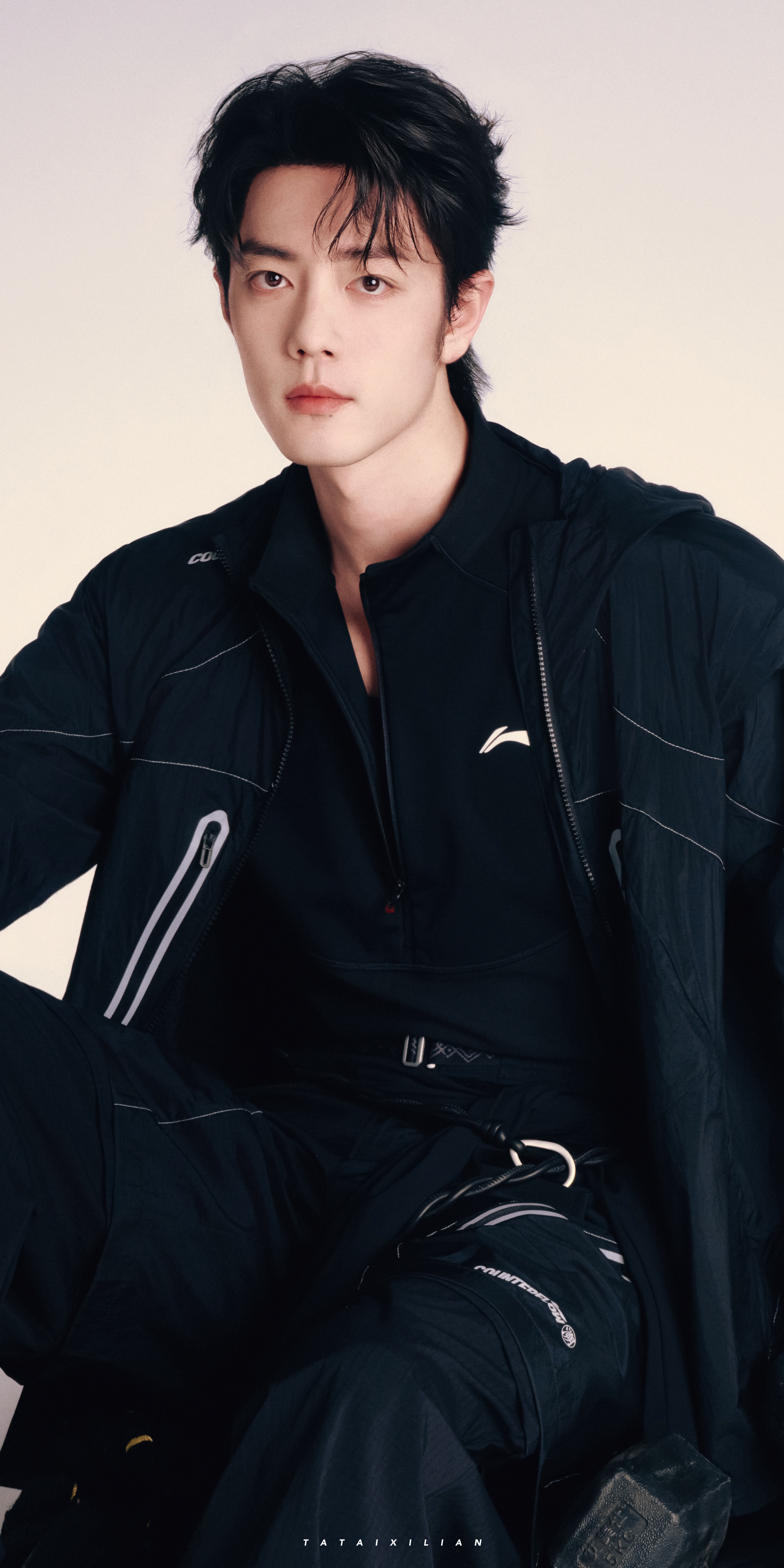 肖战这身休闲造型真是硬帅！眼神绝绝子！眼睛粘在肖战上bgm◎肖战