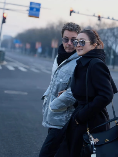 巩俐大概率要孤独终老了，她与77岁的现任法国老公在北京游玩，无儿无女，老公近80