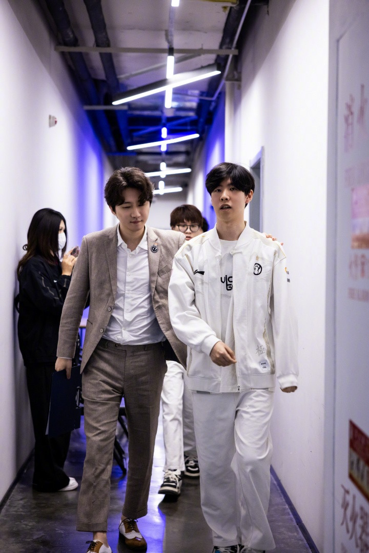 网友分享照片: 疑似Daeny教练现身BLG基地! 穿搭+鞋子都很像!