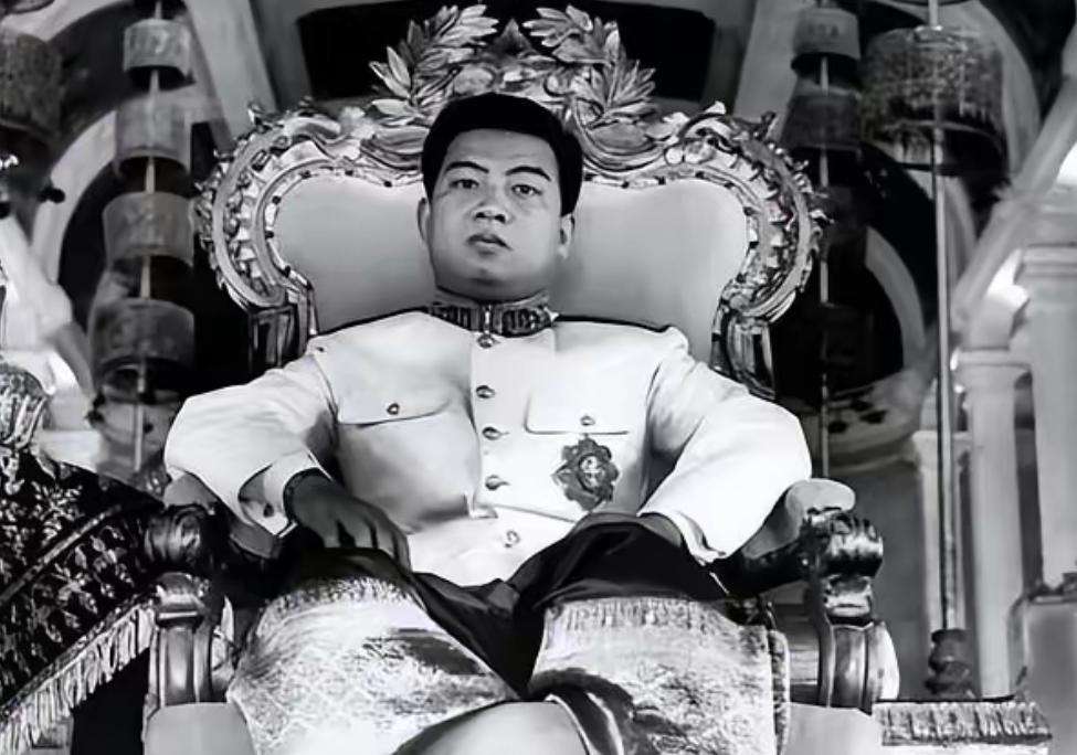 1941年的金边王宫，19岁的西哈努克刚登基不久。庆典上，他目光落在姨妈蓬珊莫尼