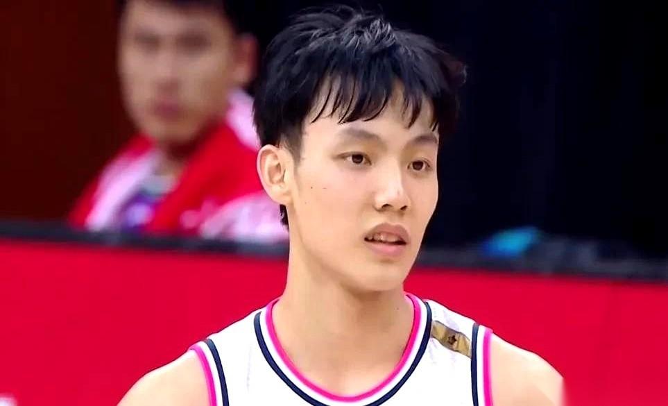 说真的，现在看广东队的比赛，心里五味杂陈。一边是徐杰，满场飞奔，那小身板跟个永