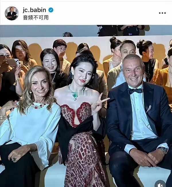 为啥她喜欢用精修过的图冒充生图啊，其他人都有正常法令纹，只有她没有