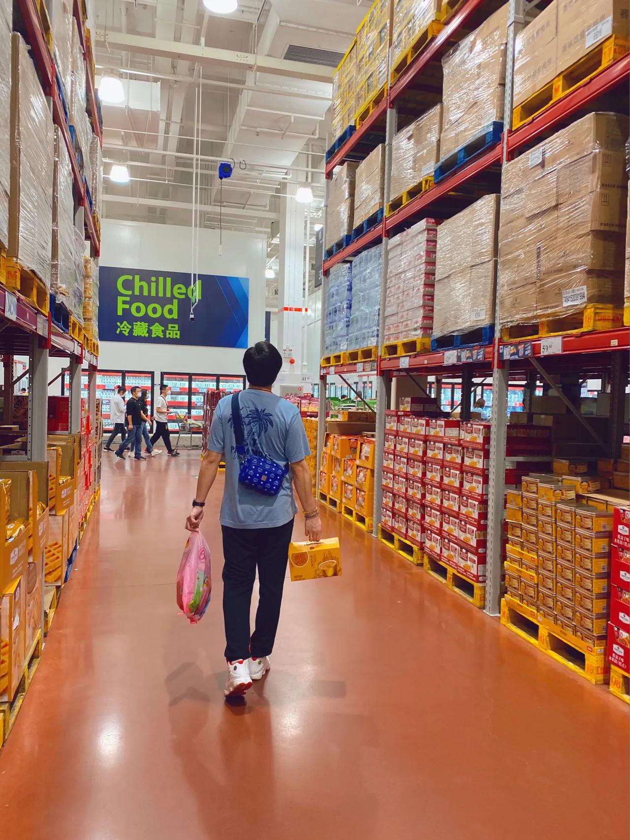 2025年12月8日晚上，深圳一位消费者通过山姆“极速达”买了盒原味麻薯，在室外