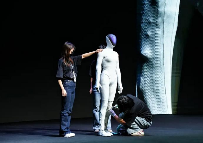 小鹏、马斯克互相点赞，称整个机器人市场将由特斯拉和中国主导。据媒体报道，马斯克