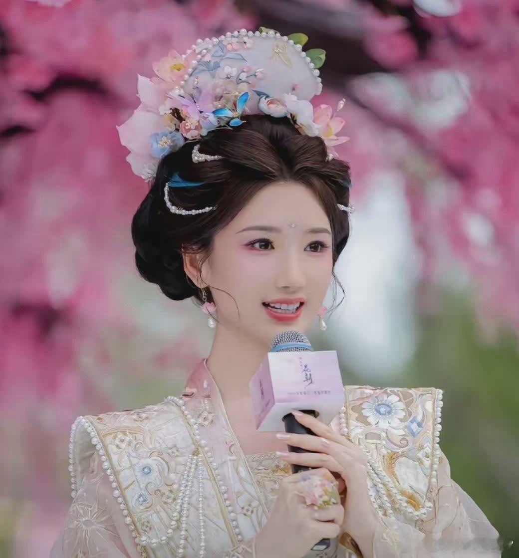 毛晓彤这个簪花造型也太好看了吧，温柔又灵动，太有古典韵味了