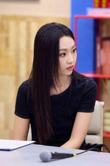 管乐吐槽陈小春、张智霖点的菜太少，还没录浪姐的时候吃得丰盛，她都不敢放开了吃饭。