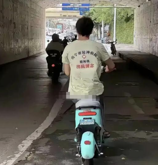 这衣服一穿，还有谁敢惹？