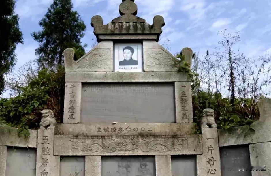 1933年，毛泽东刚到一农妇家，特务就开始进村搜查。农妇将毛泽东藏起来后，转身对