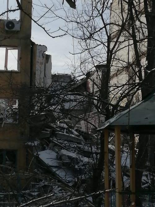 俄军在康斯坦丁诺夫卡袭击了乌克兰武装部队的临时部署点，导致三栋高层建筑严重受损。