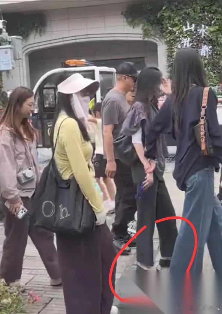 李嫣在昆明街头被拍到。脚踩一双老式布鞋。二十岁的小姑娘，舒服比漂亮要紧。一看就是王菲亲生的。堂姐和爸