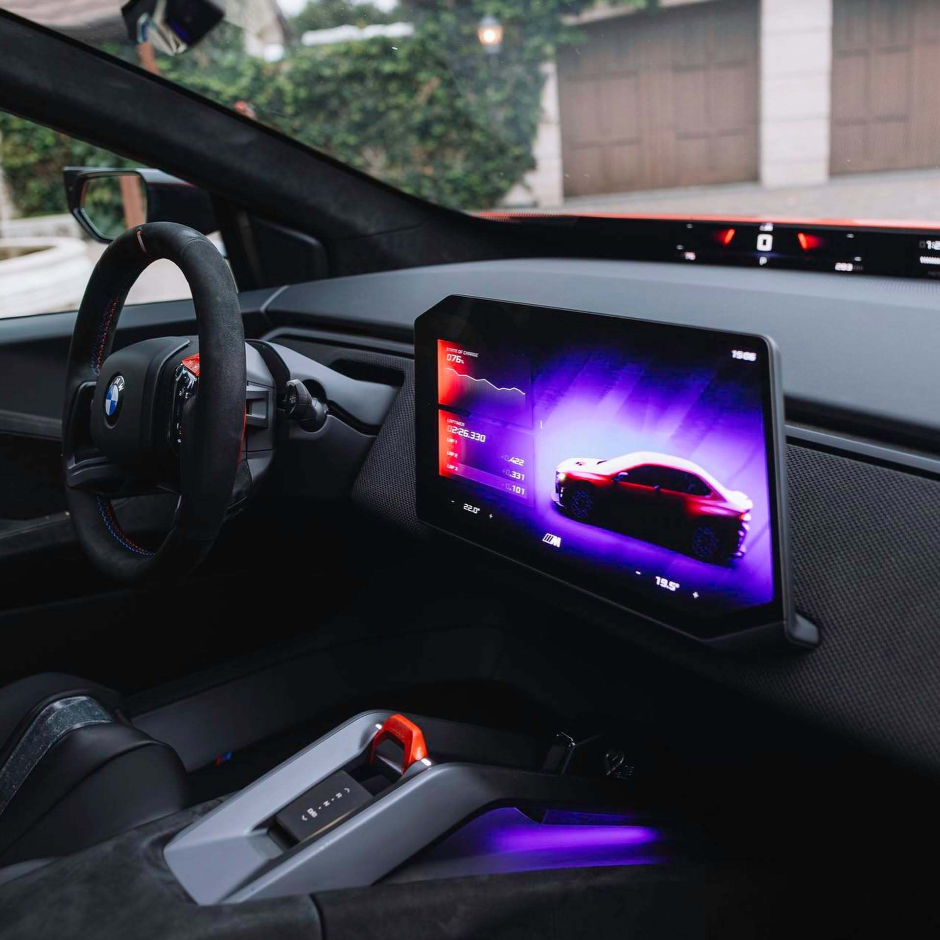 车若初见新一代纯电M3的概念车，赛车同款黄色灯带，以后就是M系列的标志性设计。