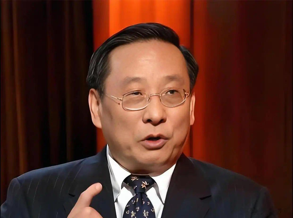 万斯曾暗示中国，如果不接受关税，就考虑战争。话音未落，中国学者高志凯就在国际辩论