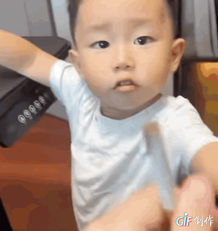 “唯恐天下不乱！”福建，3岁萌娃拿了一根中华递给爸爸：“爸爸抽！”爸爸连忙拒绝：