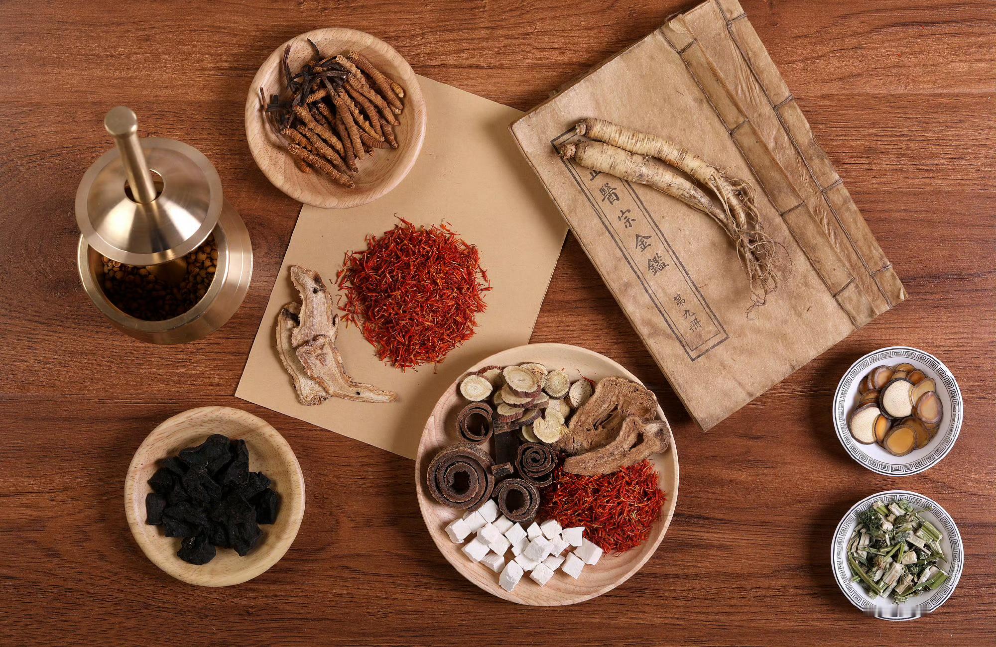 常用八种，补肾中药材1.肉桂：补火助阳引火归元2.鹿茸：壮元阳补气血益