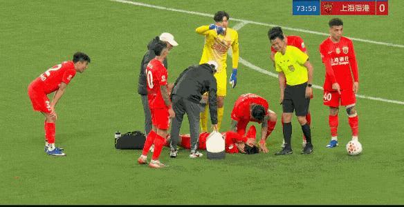 中超赛场又创造了一个名场面！杨世元“腿震荡！在昨晚进行的上海德比大战中，比赛