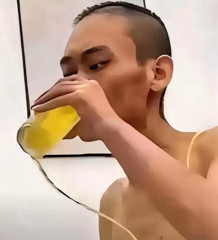 有个癌症晚期的大哥放弃治疗，自己抱了一箱啤酒在那儿喝，医生看见了赶紧过来劝，说喝