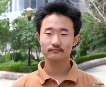 2004年，王端鹏考了749分，离高考总分只差1分，成为了山东高考状元，在当时轰