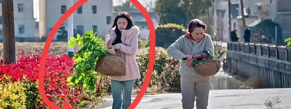 赵今麦在《度华年》里穿的那件黑金刺绣长外套被眼尖网友扒出标价五万。剧刚播三集，